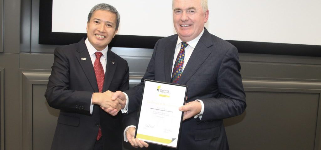 Lee Fook Chiew, Chief Executive Officer of the Institute of Singapore Chartered Accountants (left), receiving the Chartered Accountants Worldwide certificate for full membership from Pat Costello, Chairman of Chartered Accountants Worldwide.