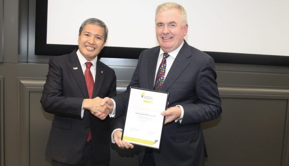 Lee Fook Chiew, Chief Executive Officer of the Institute of Singapore Chartered Accountants (left), receiving the Chartered Accountants Worldwide certificate for full membership from Pat Costello, Chairman of Chartered Accountants Worldwide.